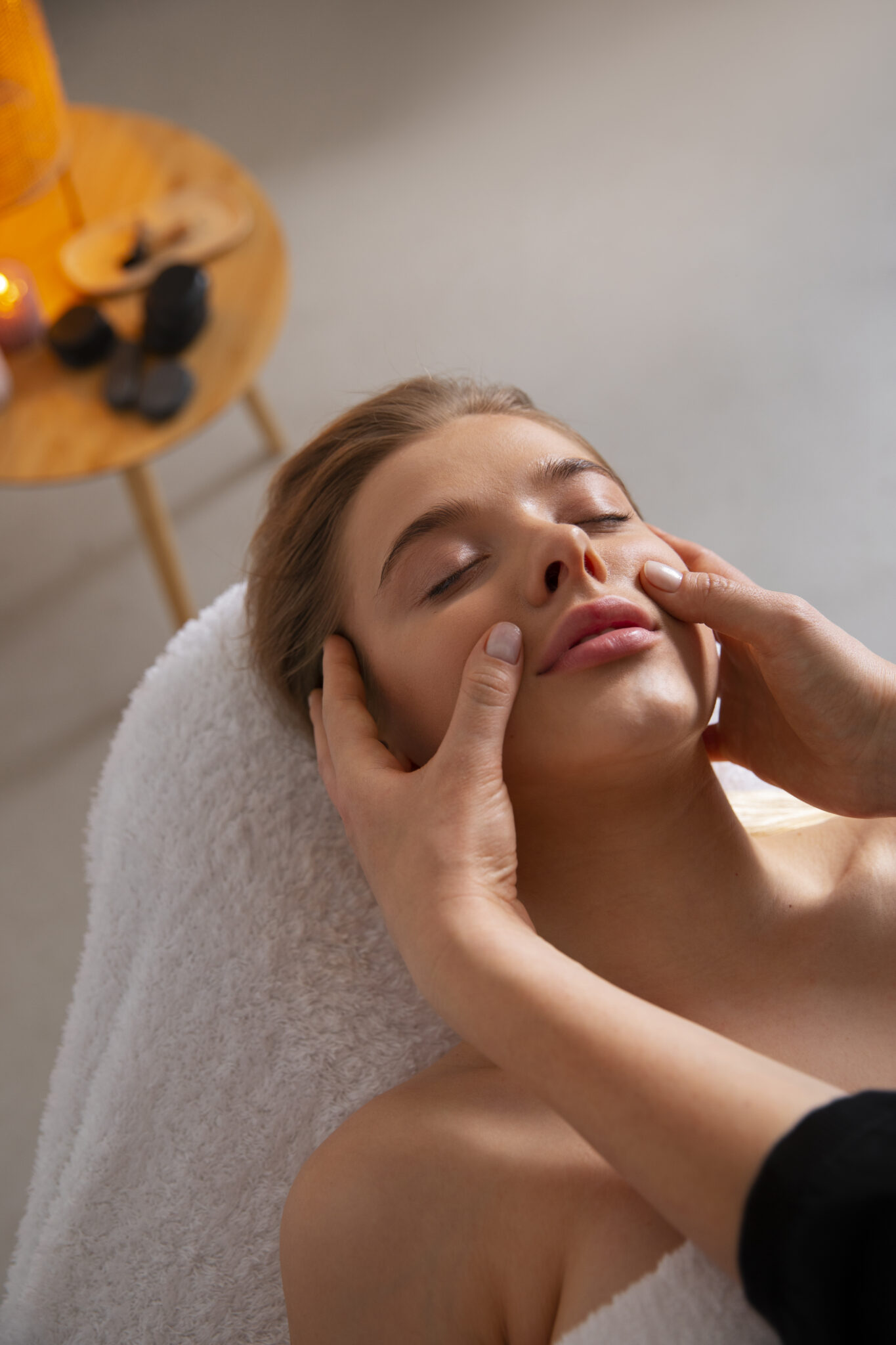 Liss Estética & Depilación Burgos masajista femenina dando masaje de espalda al cliente